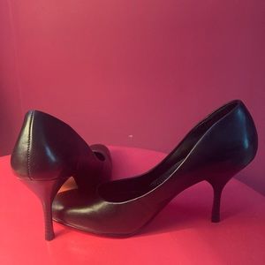 Isaac Mizrahi black leather heels. Size 9 1/2. NWT.